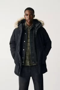 Abrigo Acolchado con Capucha Pull&Bear: Estilo y Calidez a Precio de Chollo