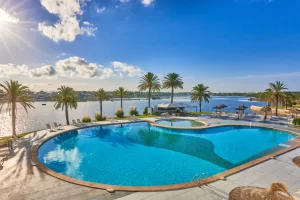 Diversión acuática en Mallorca: Resort con toboganes y vistas al mar